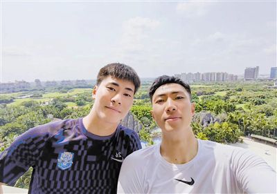 穿着妖艳的大婶